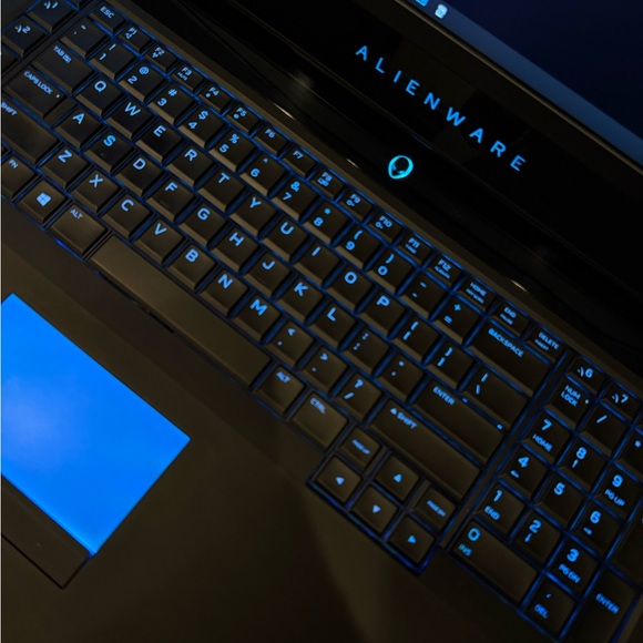 Alienware 17 laptop R5 - Picture 2 of 3